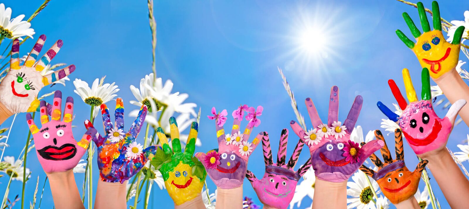 Bunte Kinderhände als Sinnbild für Kreativität und Vielfalt